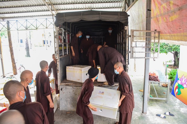 Continuing to support people in need in the Covid-19 pandemic of Hoang Phap Pagoda (series 4)